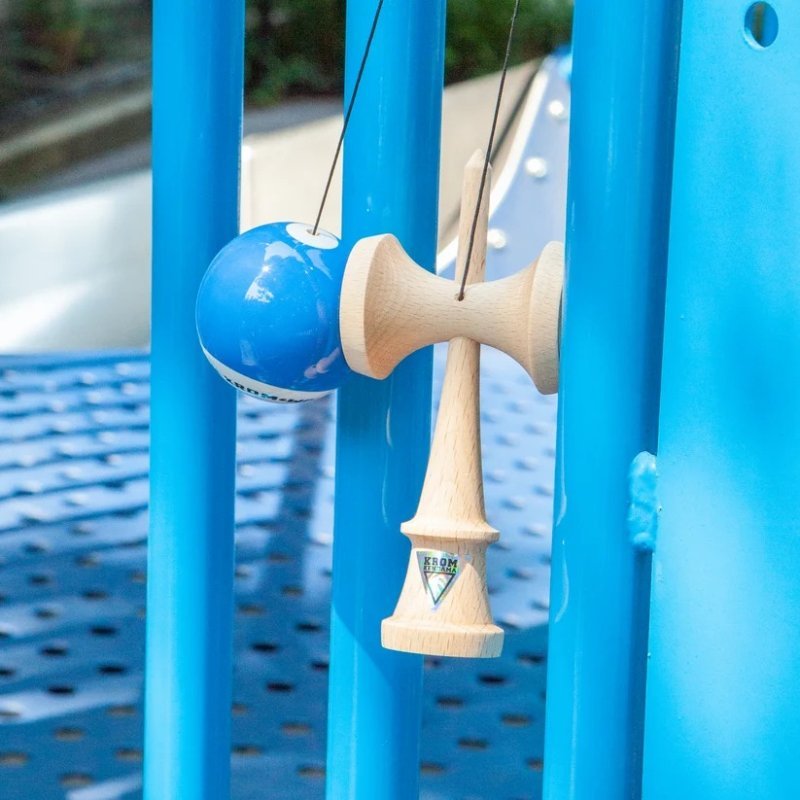 Krom POP LOL Blu scuro Kendama Iniziazione | Forma CK - immagine 4 di 6